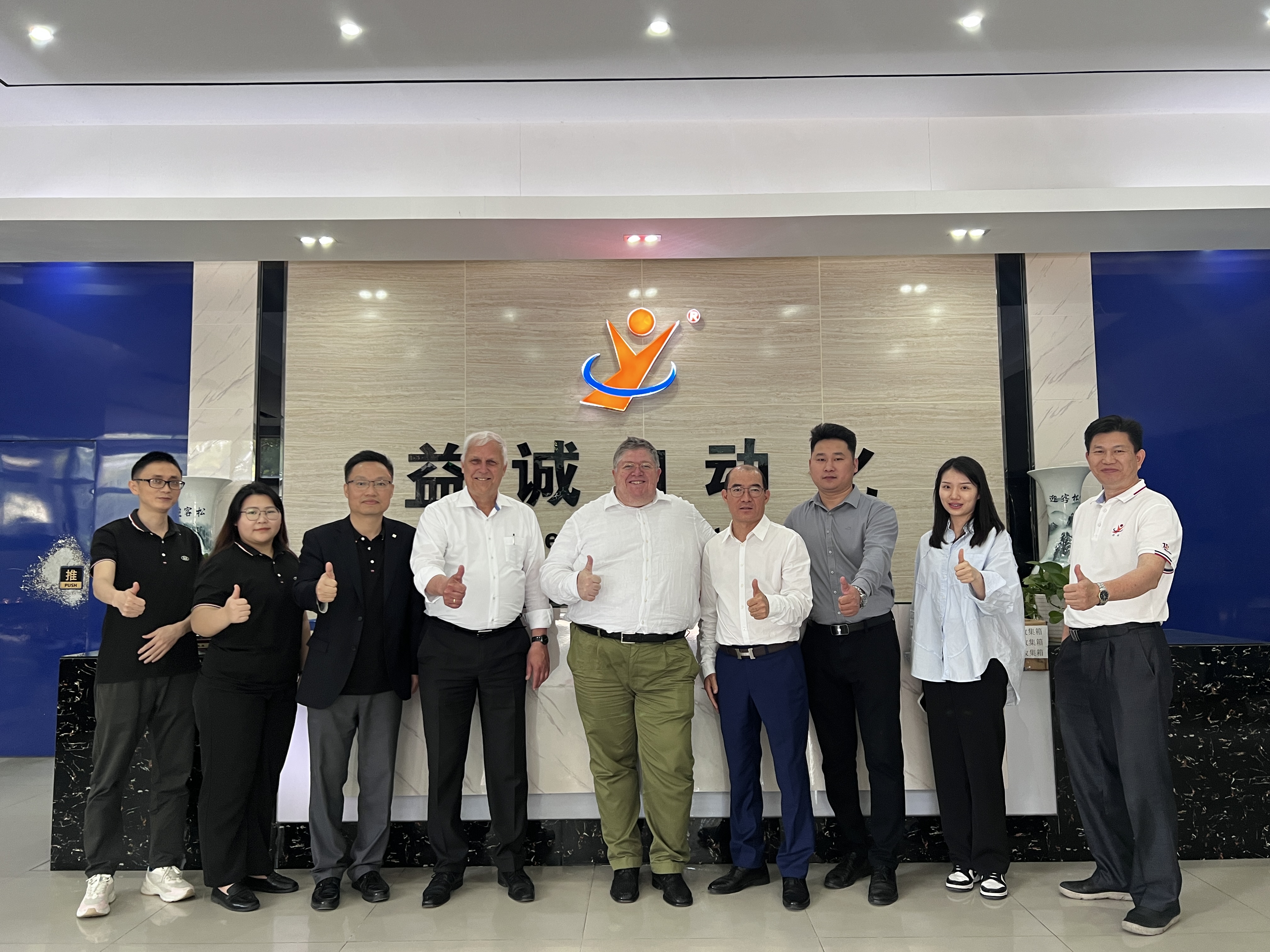 熱烈歡迎擁有150多年歷史企業(yè)BJB（百寶明照明）高層團(tuán)隊(duì)來(lái)我司參觀交流！